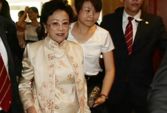 高嫁豪门却不许上桌？200亿阔太被夫家捧成董事长都历过什么劫？