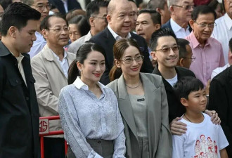 76岁泰国首富出狱！最美前总理女儿戴30万珠宝迎接，却被亲姐姐抢了风头？