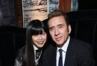 62岁凯奇携小31岁娇妻走红毯，经历五婚恩爱如初