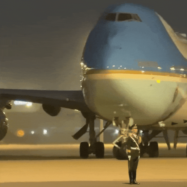 “空军一号”下的中国军人，何以“稳如磐石”？