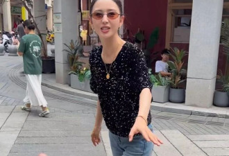 佟丽娅闪现东莞街头 邀请现场粉丝一起跳舞
