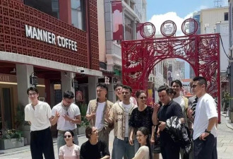 佟丽娅闪现东莞街头 邀请现场粉丝一起跳舞