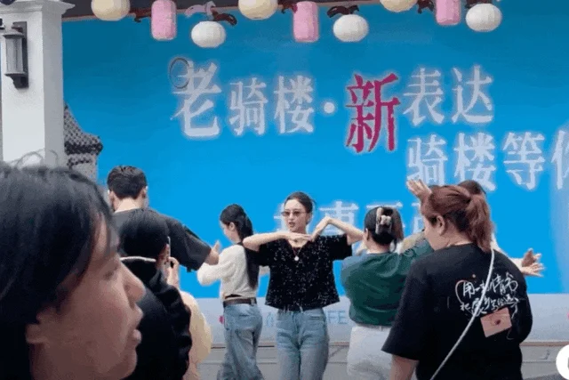 佟丽娅闪现东莞街头 邀请现场粉丝一起跳舞
