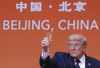 怕资料被骇 川习会美方成员拿“抛弃式手机”