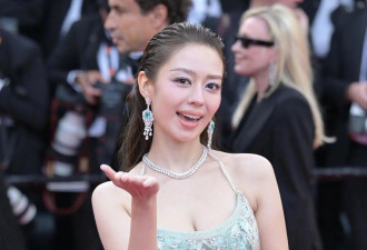 吉娜罕见同框章泽天！穿蓝色挂脖裙走红毯，状态好真实