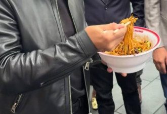 黄仁勋品尝北京小吃 被这饮料惊到秀出表情包