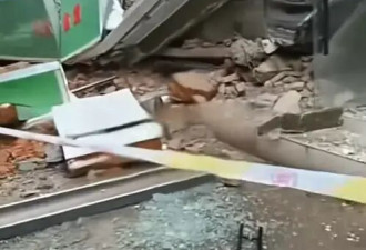 装修时疑擅拆承重墙 宁波一市场多家商铺垮塌