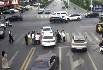 司机昏迷后踩到油门导致追尾 前车女司机死死顶住