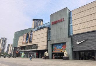商场推行“宠物友好” 曝不拴绳、狗上桌乱象后被约谈