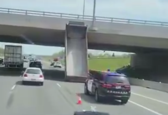 密西卡车撞上立交桥，当场头身分离惊呆路人！