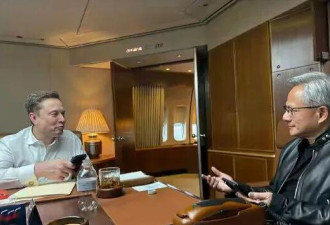 马斯克与黄仁勋空军一号上合影曝光