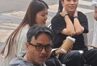 52岁汪涵在路边吃槟榔被偶遇，打扮随性像老大爷，三十年的习惯改不掉