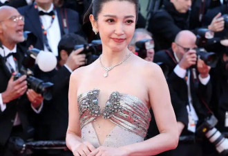 53岁李冰冰时隔10年重回戛纳红毯，银灰水墨风诠释东方雅韵，网友：看起来像是20岁