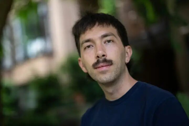 UBC 毕业生 Lukas Troni 于 2026 年 5 月 14 日在温哥华留影。