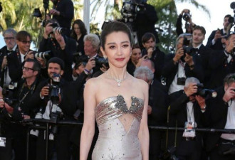 李冰冰时隔十年重返戛纳红毯 网惊呼冻龄女王