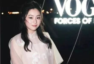 46岁甘比和16岁女儿晒合影显温馨，五官气质相似