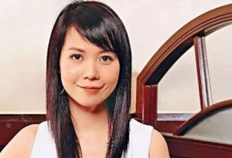 46岁甘比和16岁女儿晒合影显温馨，五官气质相似