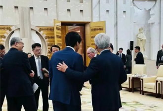 雷军黄仁勋中美晚宴同框组图流出：画面亲切熟络