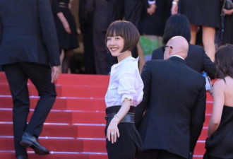 鲁豫亮相戛纳红毯 与巩俐温情互动