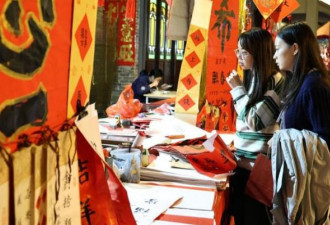 年轻人排队求签如潮 “深圳古庙”爆红