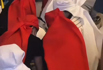 郭富城陪太太安徽县城奔丧!与妻子同戴红色头巾跪拜外公