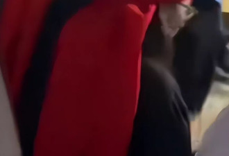 郭富城陪太太安徽县城奔丧!与妻子同戴红色头巾跪拜外公