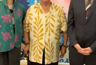 74岁洪金宝现身湖北办家宴，甩掉轮椅拄拐现身