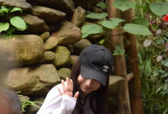 Angelababy现身千户苗寨，体验非遗被游客偶遇