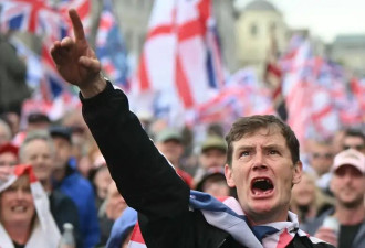 伦敦同日两场万人游行 英国进入高度戒备状态