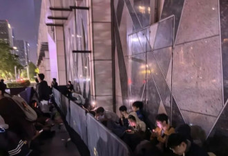 上海宁波多地有人通宵排队 2700元转手就卖8000元