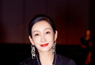 46岁秦海璐书写自信女人之美，谁说中年女人不能展现身材？