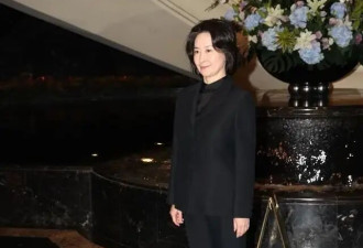 赌王女儿离世，追思会何超仪含泪曝胞姐全身是癌