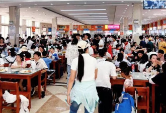 武大开放参观食堂被游客挤爆？校方回应