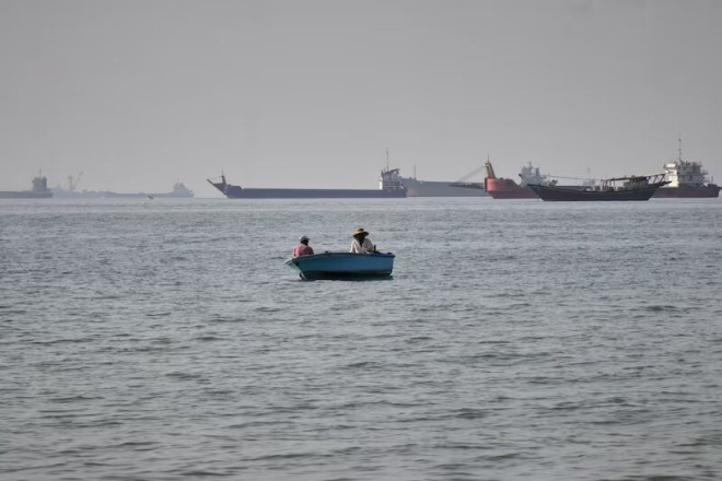 霍尔木兹海峡油运受阻，油价飙涨