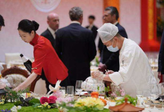 川普访华国宴大餐随心吃，爬天坛累到气喘