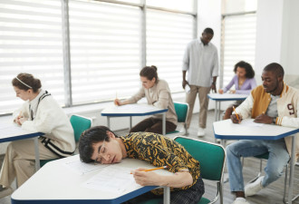安省12年级英文课成大学录取关键: 学生疯狂"刷分"突围!