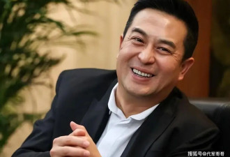 56岁张嘉益近况曝光！与杜珺离婚后娶王海燕，如今婚姻幸福成人生赢家