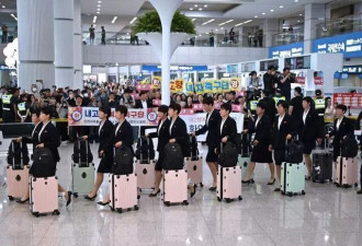 朝鲜运动员时隔7年抵韩国，女足球员穿裙子保持沉默