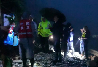 记者徒步3小时，直击山洪下的“孤岛” 救援