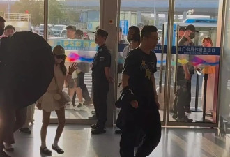 周杰伦一家离开温州，女儿海瑟薇现身机场