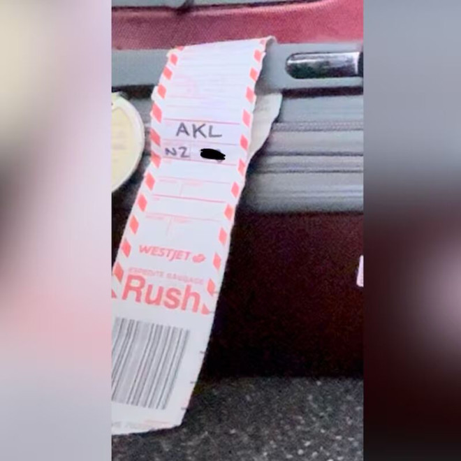 Nicole 到达奥克兰后在无人认领区找到的 rush tag。