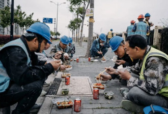 从写代码到在工地打盒饭，他又站到失业边缘