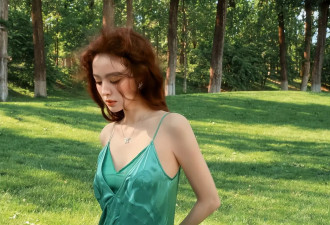 古力娜扎登某杂志封面，晒出森林元气美少女风格，性感与松弛都有