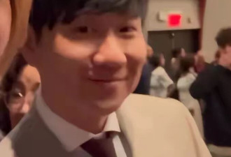 真甜！林俊杰携妈妈参加女友毕业典礼