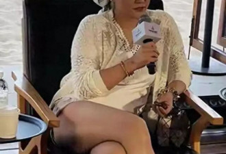 47岁郝蕾因坐姿突然爆火，诠释成熟女人珠圆玉润的美丽，网友赞