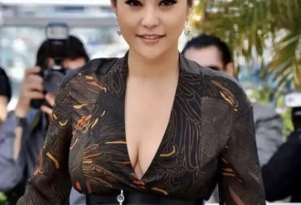 47岁郝蕾因坐姿突然爆火，诠释成熟女人珠圆玉润的美丽，网友赞