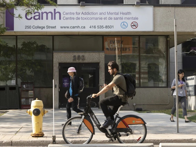 一名男子骑车经过 CAMH