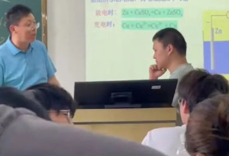 大学生上课睡觉被叫醒砸东西怒吼 教师道歉都没用