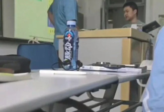 大学生上课睡觉被叫醒砸东西怒吼 教师道歉都没用