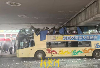 司机失误 哈尔滨层巴士被高架桥“削顶” 有乘客受伤